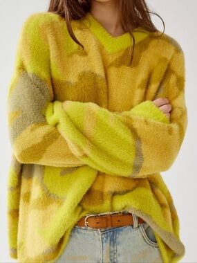 Urban outfitter BDG Asher camouflage camo large Fuzzy V‑Neck Sweater soft